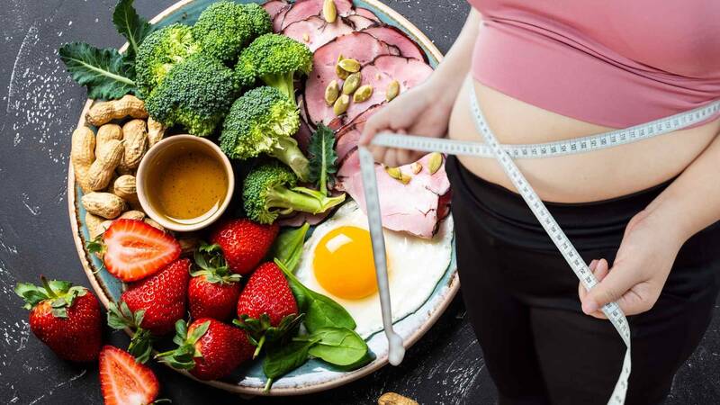 Maintaining low-carb meals is beneficial for visceral fat loss. Graphics: Ha May