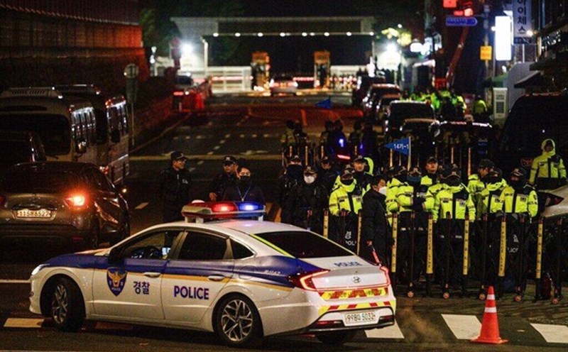 Police set up barricades on the road leading to the South Korean Presidential Office and the South Korean Ministry of Defense after President Yoon Suk Yeol declared martial law. Photo: AFP