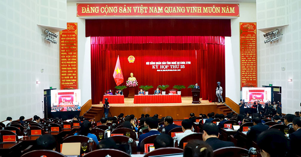 At the 25th session of the Provincial People's Council, the People's Committee of Nghe An province set a budget revenue target of 17,726 billion VND in 2025. Photo: Hai Dang