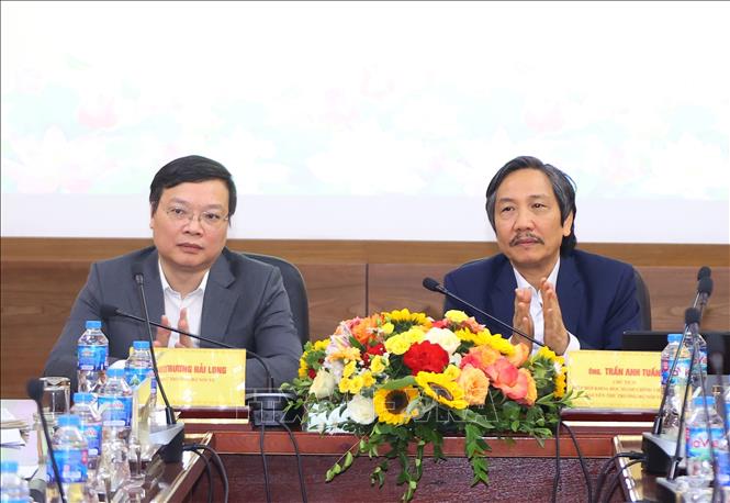 Deputy Minister of Home Affairs Truong Hai Long and Dr. Tran Anh Tuan, Chairman of the Vietnam Association of Administrative Sciences and former Deputy Minister of Home Affairs chaired the workshop. Photo: Van Diep/VNA