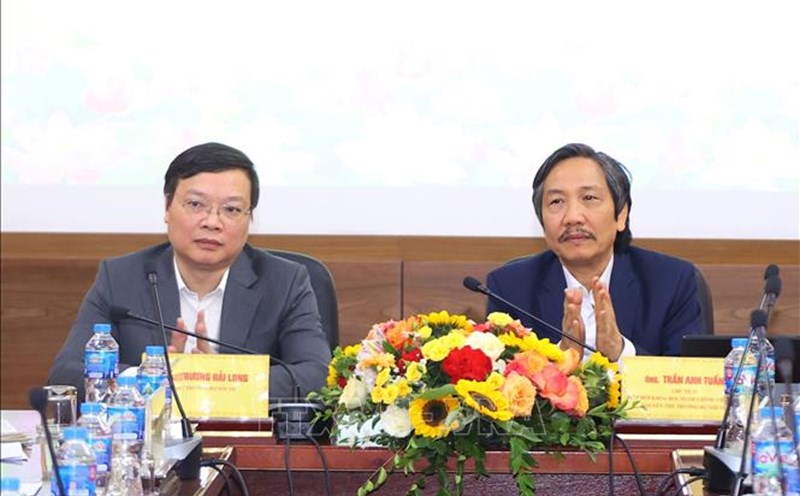 Deputy Minister of Home Affairs Truong Hai Long and Dr. Tran Anh Tuan, Chairman of the Vietnam Association of Administrative Sciences and former Deputy Minister of Home Affairs chaired the workshop. Photo: Van Diep/VNA