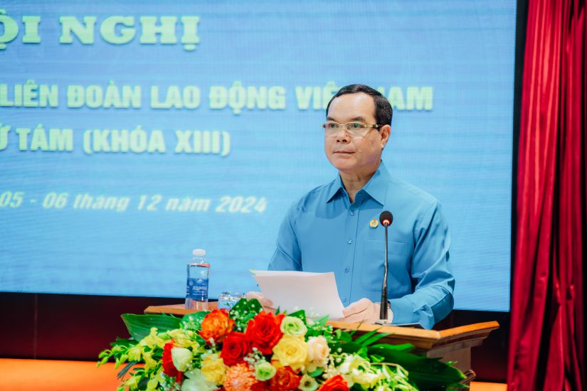 Party Central Committee member, President of the Vietnam General Confederation of Labor Nguyen Dinh Khang speaks at the 8th Conference of the Presidium of the Vietnam General Confederation of Labor (13th tenure). Photo: Den Phu