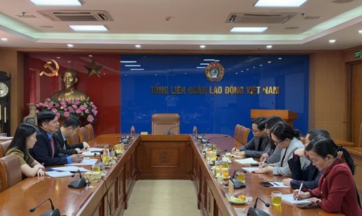 Đoàn đại biểu Chương trình Việc làm tốt hơn (Better Work) làm việc với Tổng LĐLĐVN. Ảnh: Bảo Hân