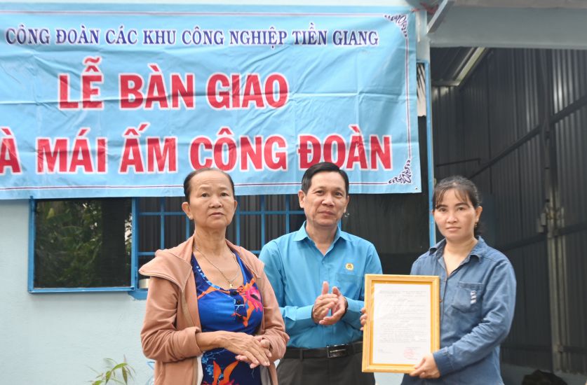 Chairman of Tien Giang Provincial Labor Federation Le Minh Hung - presented "Union Shelter" to Ms. Quyen. Photo: Thanh Nhan