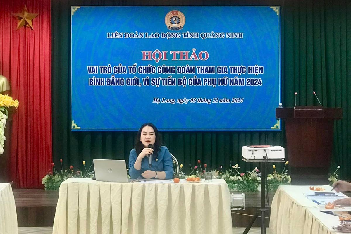 Ms. Hoang Thi Hong Phan, Vice President of Quang Ninh Provincial Labor Federation chaired the workshop. Photo: Quang Ninh Labor Federation