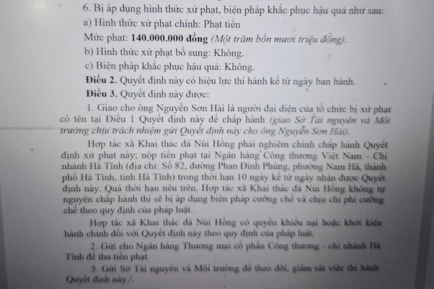 Decision to fine Nui Hong Cooperative 140 million VND for late submission of documents to close the stone quarry in Hong Loc commune. Photo: Tran Tuan.