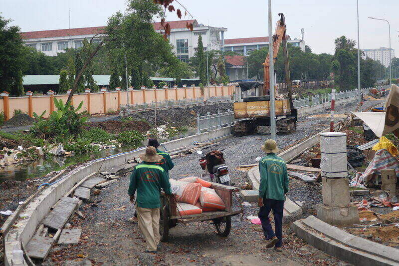 Mot tuyen kenh rach o Quan 12 dang thi cong khan truong. Anh: Huan Cao