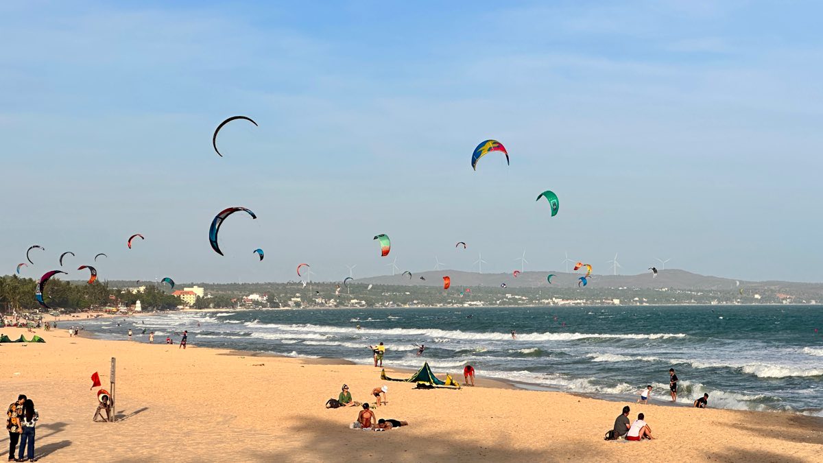 Rat dong du khach choi mon the thao luot van dieu o bien Ham Tien, Phan Thiet. Anh: Duy Tuan 
