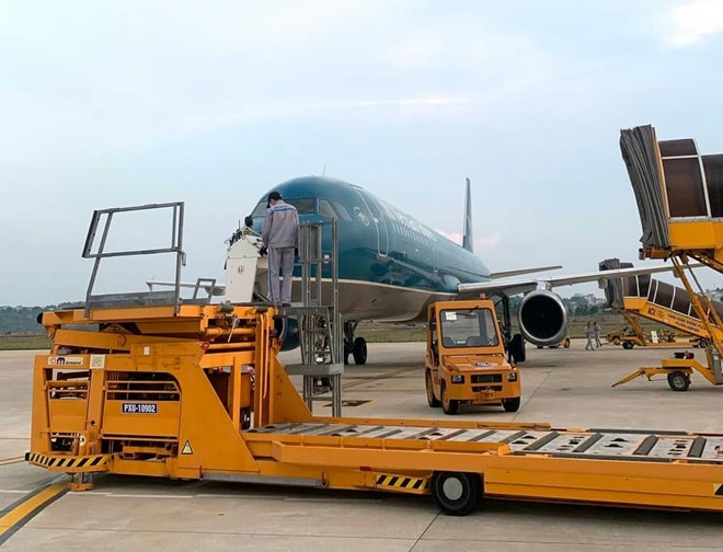 Many people traveling to Mang Den by air are having to land at Pleiku Airport, Gia Lai Province. Photo: Thanh Tuan