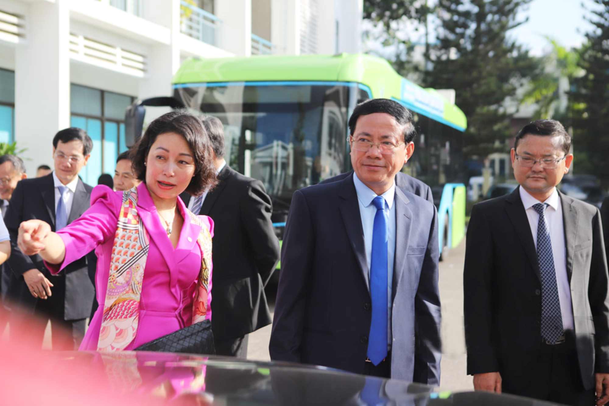 On November 15, Binh Dinh province and Vingroup signed a memorandum of understanding on comprehensive cooperation in promoting green transformation in the province, focusing on developing a green transportation ecosystem using electric vehicles. Photo: Hoai Luan