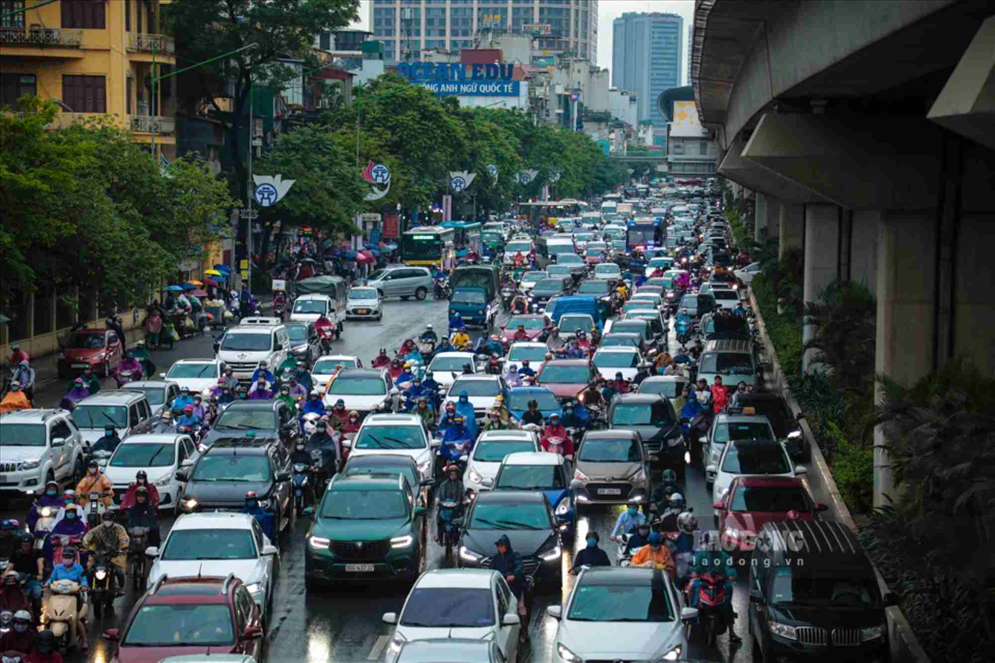 In the context of the global move towards sustainable development and greenhouse gas emission reduction, policies to encourage the exchange of old cars for new electric cars are becoming an effective solution to promote the green transition. Image of traffic jam in Hanoi. Photo: Thanh Dong