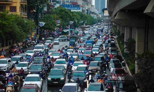 Trong bối cảnh toàn cầu hướng đến mục tiêu phát triển bền vững và giảm phát thải khí nhà kính, các chính sách khuyến khích thu xe cũ đổi xe điện mới đang trở thành giải pháp hiệu quả để thúc đẩy quá trình chuyển đổi xanh. Hình ảnh tắc đường tại Hà Nội. Ảnh: Thành Đông