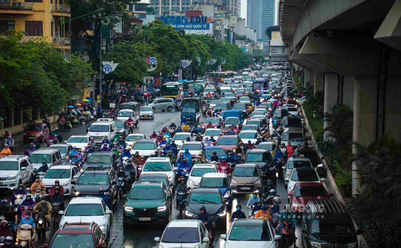 In the context of the global move towards sustainable development and greenhouse gas emission reduction, policies to encourage the exchange of old cars for new electric cars are becoming an effective solution to promote the green transition. Image of traffic jam in Hanoi. Photo: Thanh Dong