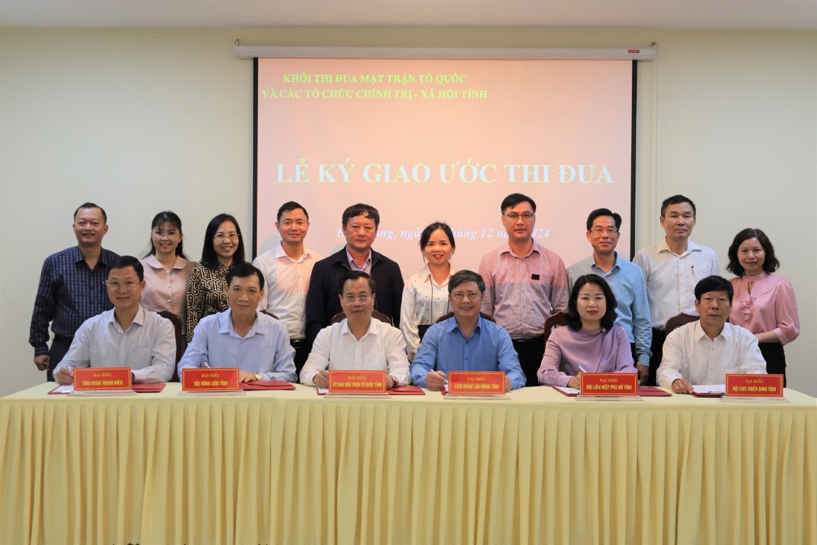 Leaders representing 6 units in the bloc signed the emulation covenant for 2025. Photo: Quyet Chien