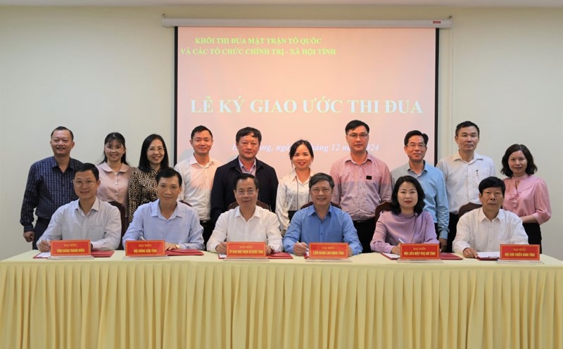 Leaders representing 6 units in the bloc signed the emulation covenant for 2025. Photo: Quyet Chien