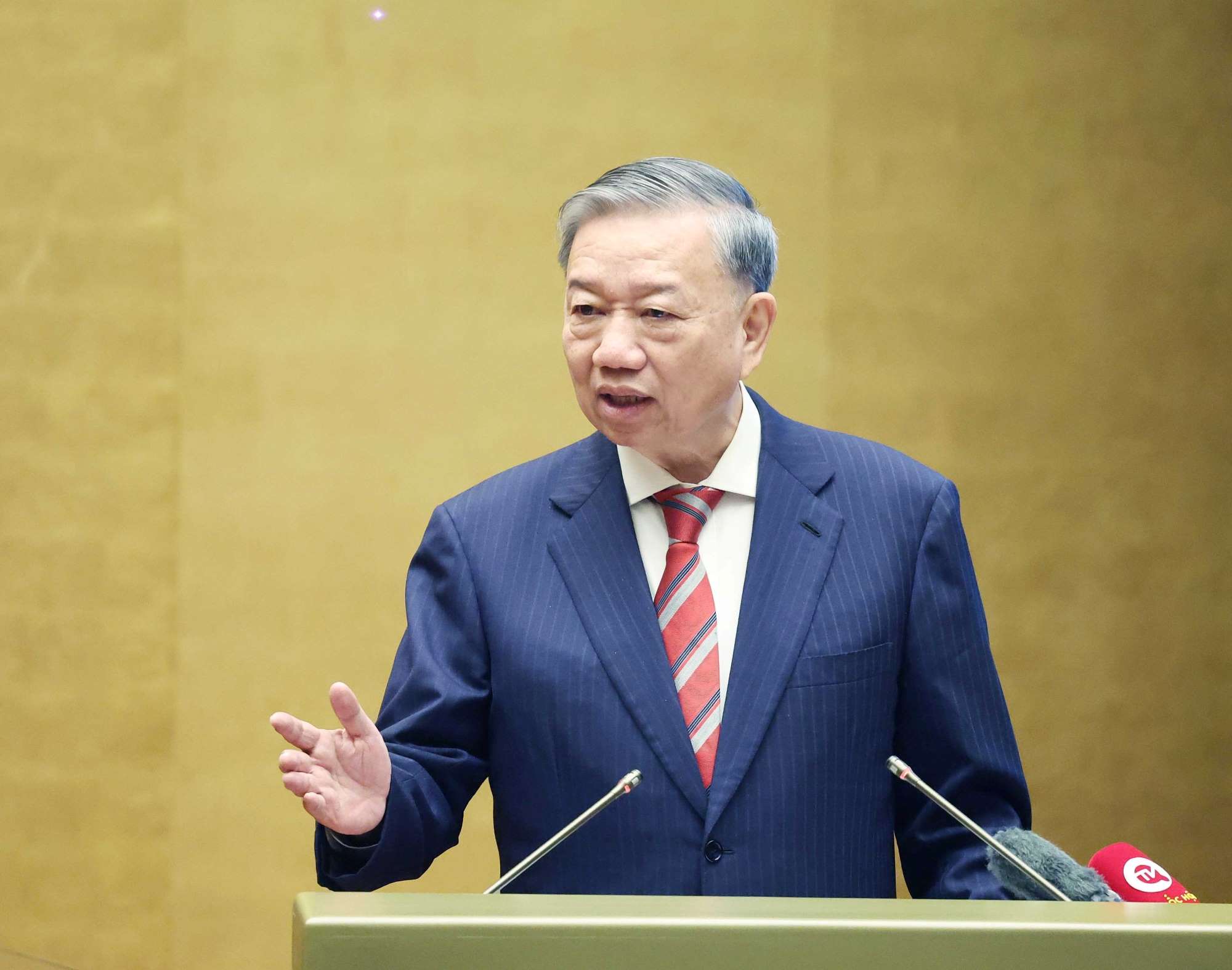 General Secretary To Lam speaks at the National Conference to disseminate and summarize the implementation of Resolution No. 18-NQ/TW of the 12th Party Central Committee; report on the socio-economic situation in 2024, solutions to accelerate socio-economic development in 2025 and remove institutional bottlenecks and bottlenecks, which took place on the morning of December 1 in Hanoi. Photo: VNA