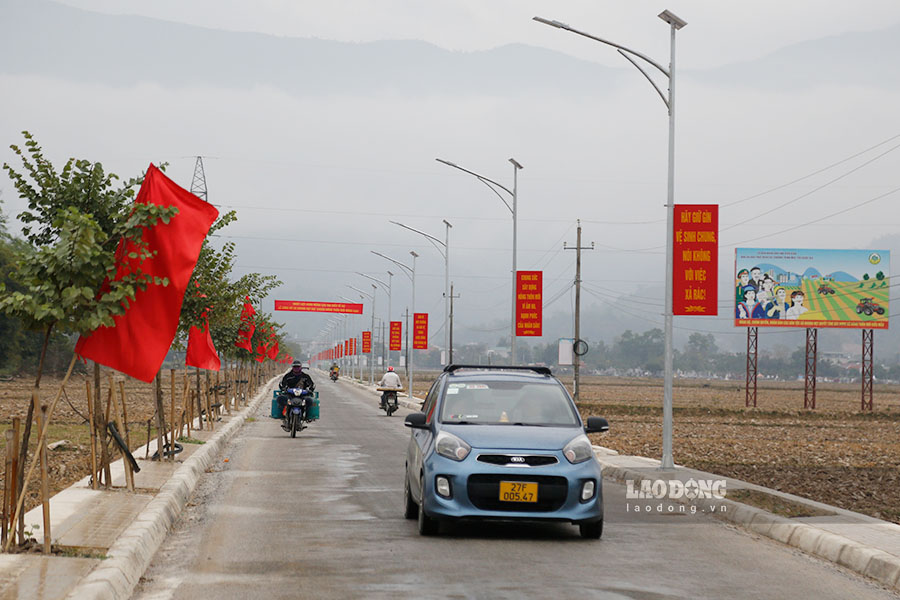 The spacious road from National Highway 279 to the center of Noong Het commune - an advanced new rural commune of Dien Bien district, Dien Bien province. Photo: Quang Dat