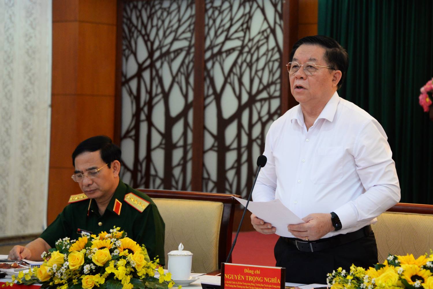 Head of the Central Propaganda Department Nguyen Trong Nghia speaks at the meeting. Photo: Minh Quan