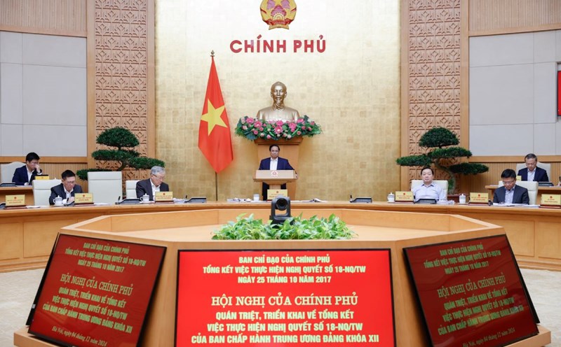 Prime Minister Pham Minh Chinh chaired the Government's Conference to disseminate and deploy the summary of the implementation of Resolution No. 18-NQ/TW on "Several issues on continuing to innovate and reorganize the apparatus of the political system to be streamlined and operate effectively and efficiently". Photo: VGP