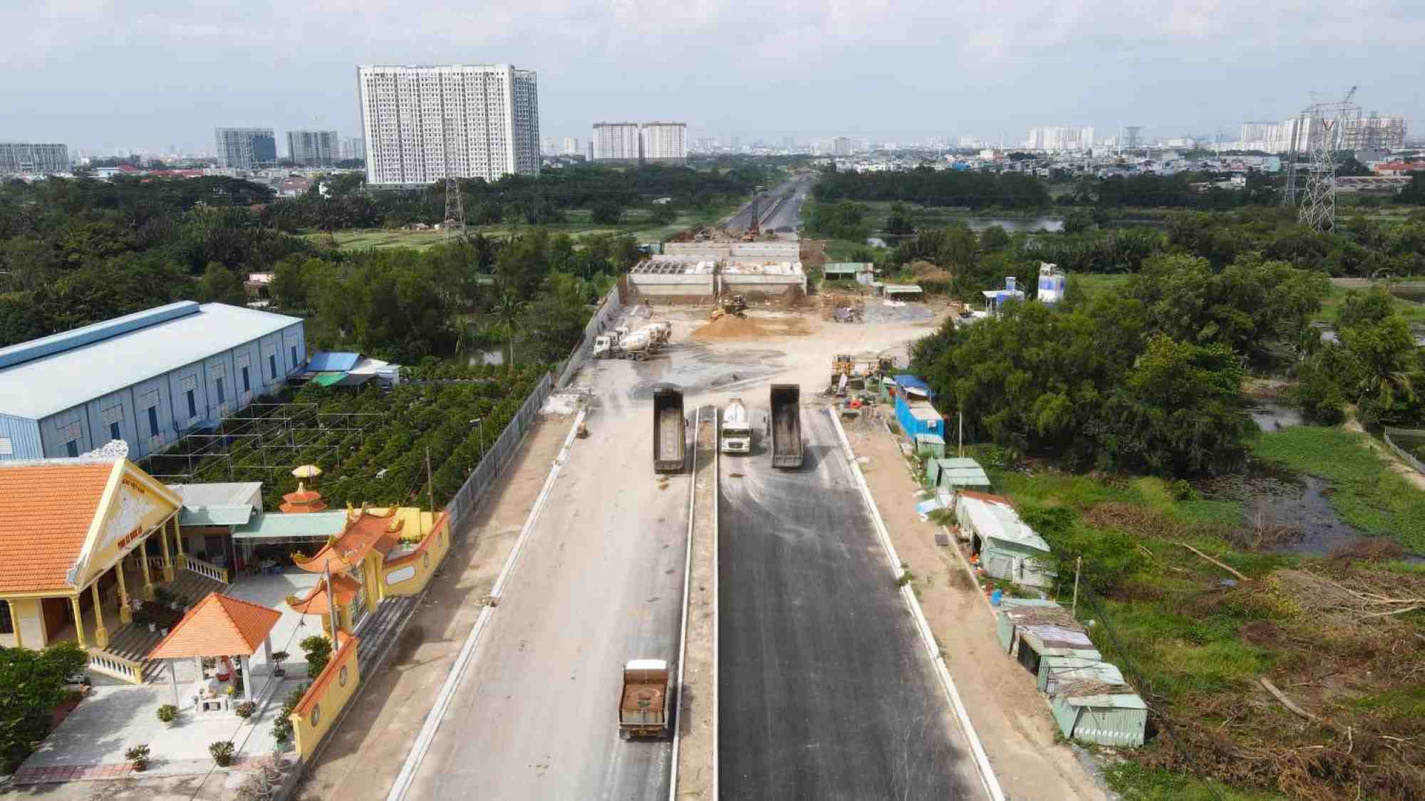 Construction of Ba Lon Bridge on the parallel road of National Highway 50 (Binh Chanh District, Ho Chi Minh City). Photo: Minh Quan