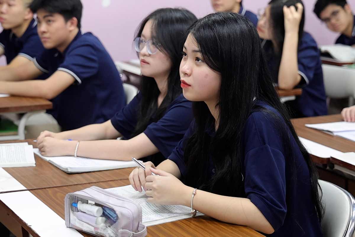 What do students expect from the 2025 High School Graduation Exam Literature?