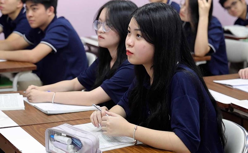 What do students expect from the 2025 High School Graduation Exam Literature?