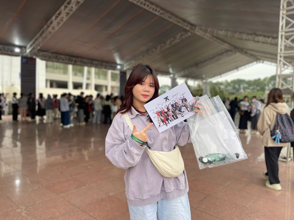 Audience exchanged tickets for bracelets to watch the concert "Anh trai say hi". Photo: Hoang Hue