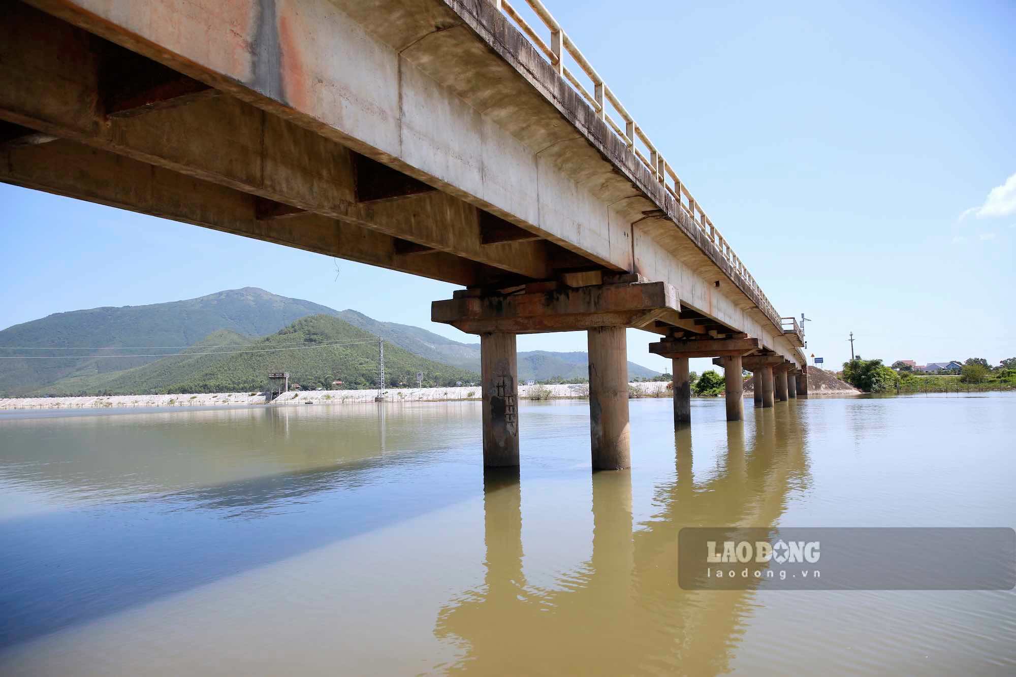 Nhieu vi tri tai cau Song Thai bi hu hong nang. Anh: Cong Sang