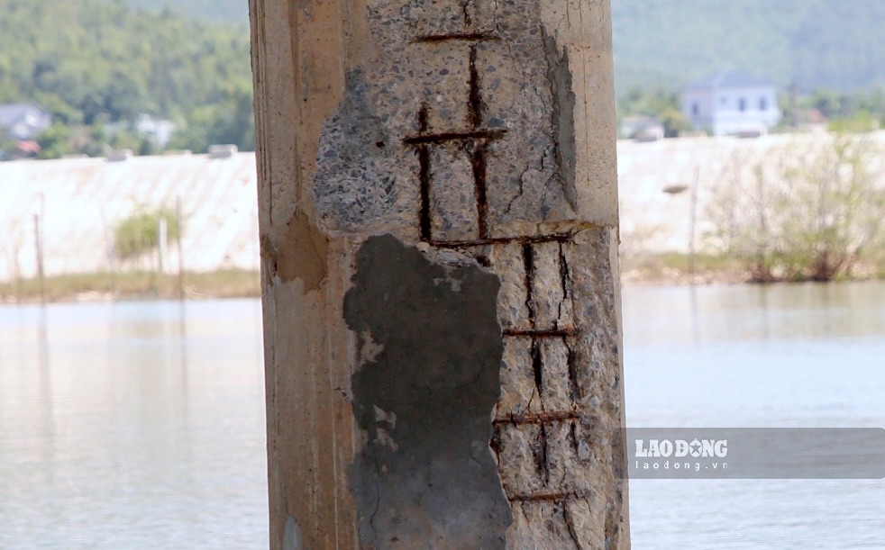 Song Thai Bridge in Quang Binh is seriously degraded. Photo: Cong Sang