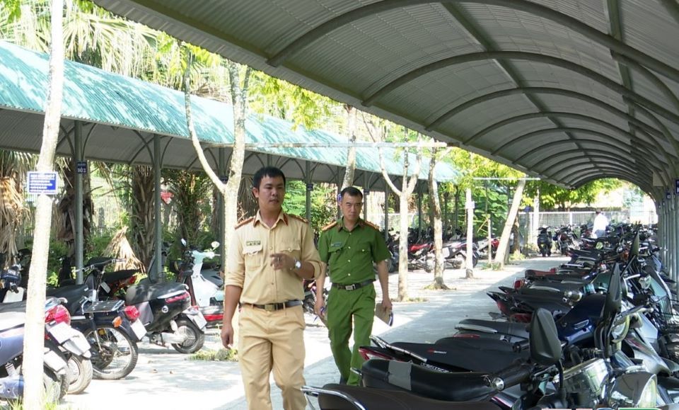 Police force of Phu Ly City (Ha Nam) checks vehicles of students at the Northern College of Water Resources. Photo: Ha Nam Provincial Police