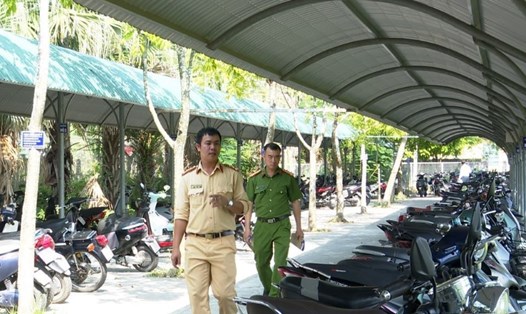 Lực lượng Công an TP Phủ Lý (Hà Nam) kiểm tra phương tiện của học sinh, sinh viên tại trường Cao đẳng Thủy Lợi Bắc Bộ. Ảnh: Công an tỉnh Hà Nam