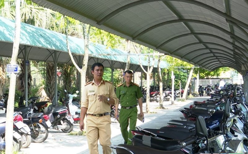 Police force of Phu Ly City (Ha Nam) checks vehicles of students at the Northern College of Water Resources. Photo: Ha Nam Provincial Police