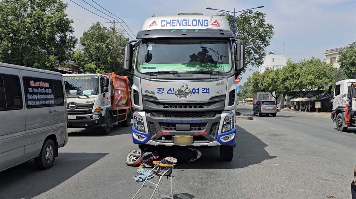 Accident between motorbike and truck, 1 child injured in the head.