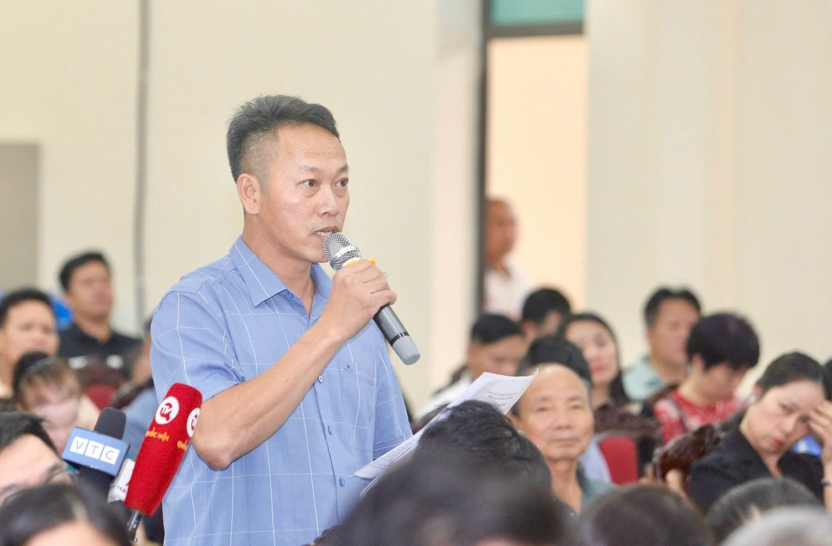 Voters of Ba Vi district (Hanoi) express their opinions. Photo: Viet Thanh