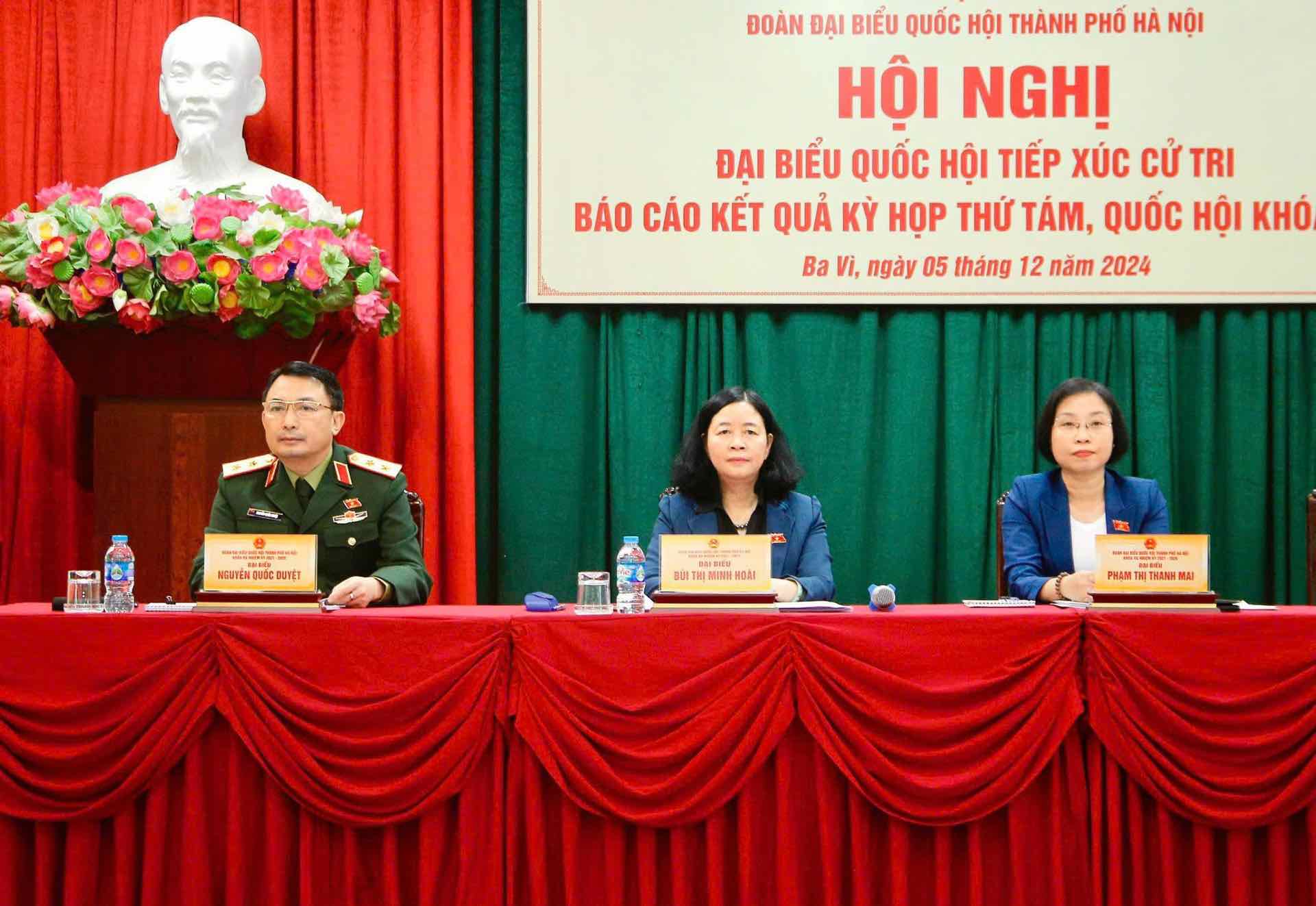 Bi thu Thanh uy Bui Thi Minh Hoai va cac dai bieu Quoc hoi doan TP Ha Noi tham gia buoi tiep xuc cu tri. Anh: Viet Thanh