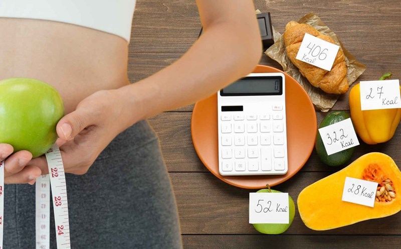 Calorie deficit helps lose weight effectively. Graphics: Ha May