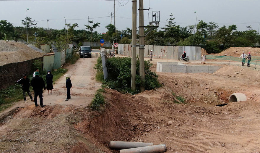 Tuy nhiên sau nửa năm thi công, con đường dân sinh liên thôn liên xã ra quốc lộ 2 bị Chủ đầu tư của dự án đào làm bể ngầm, cắt đứt mạch giao thông và mở tạm một con đường khác đi qua nội khu dự án