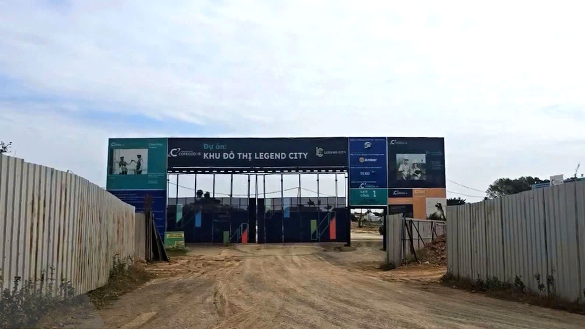 Khu đô thị Việt Đức Legend City được đầu tư bởi Công ty CP Ống thép Việt Đức với quy mô 620.798m2, tọa lạc tại nút giao thông trục chính giữa Khu đô thị Mê Linh với QL 2A thuộc địa phận thị trấn Đạo Đức, huyện Bình Xuyên, tỉnh Vĩnh Phúc.