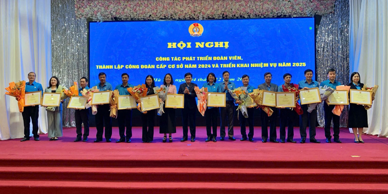 Leaders of Cao Bang Provincial Labor Federation and units receiving awards. Photo: Phuong Thao.