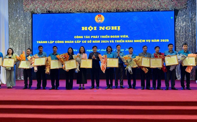 Leaders of Cao Bang Provincial Labor Federation and units receiving awards. Photo: Phuong Thao.