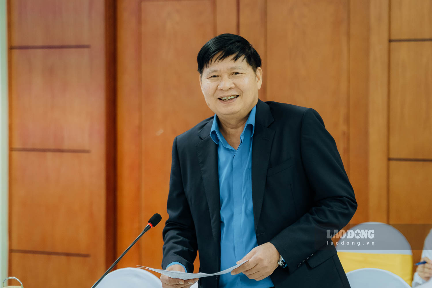 Vice President of the Vietnam General Confederation of Labor Phan Van Anh presented a report on ownership and management of shares (stocks) at all levels of trade unions. Photo: Den Phu