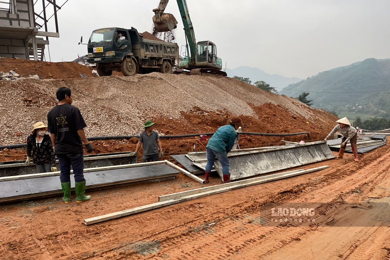 Tren cong truong, cac cong nhan dang miet mai lam viec de day nhanh tien do xay dung. 