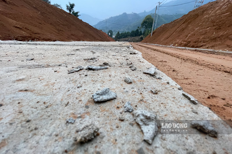 Duong giao thong di lai cua nguoi dan cung da lam duoc mot phan de viec di lai thuan tien va sach se hon.