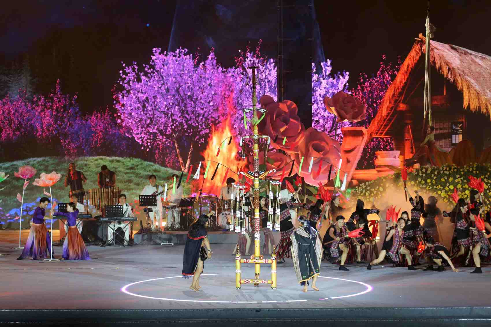 The opening ceremony of the 10th Da Lat Flower Festival gathered many famous domestic and foreign artists, along with professional actors and artists... Photo: Dinh Quang