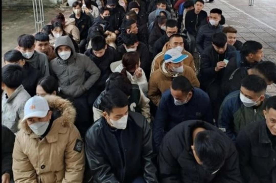Thousands of Nghe An workers wait to apply for the Korean language test. Photo: Hai Dang
