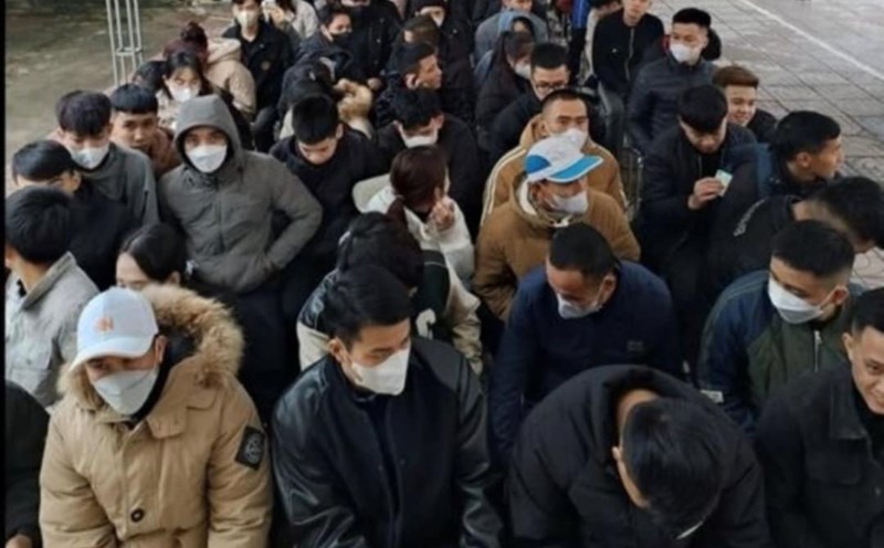 Thousands of Nghe An workers wait to apply for the Korean language test. Photo: Hai Dang