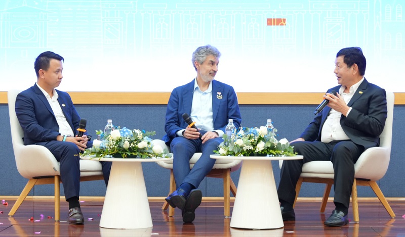 Professor Yoshua Bengio and FPT Chairman Truong Gia Binh discussed AI safety, ethical responsibility in technology and the role of AI in education. Photo: Organizing Committee