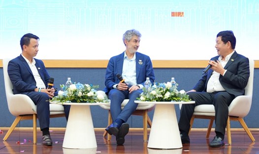Giáo sư Yoshua Bengio cùng Chủ tịch HĐQT FPT Trương Gia Bình đã bàn luận về an toàn AI, trách nhiệm đạo đức trong công nghệ và vai trò của AI trong giáo dục. Ảnh: Ban Tổ chức
