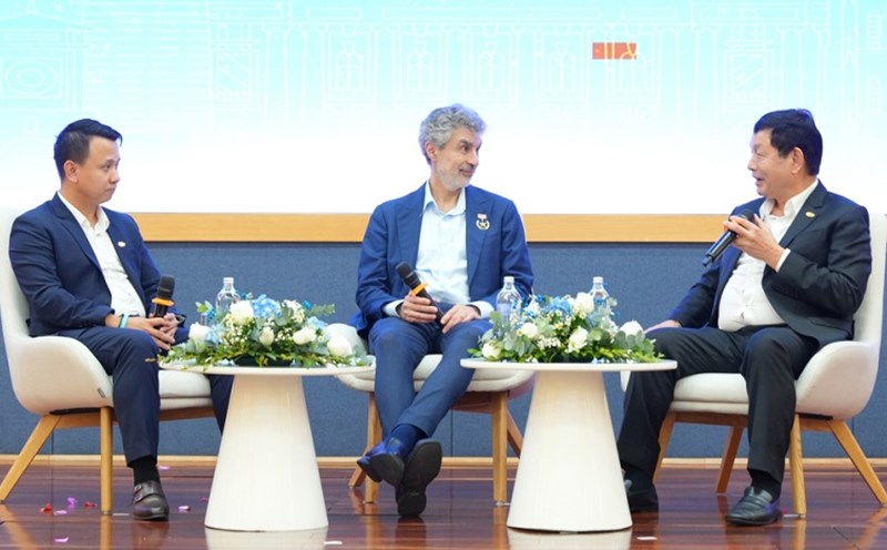 Professor Yoshua Bengio and FPT Chairman Truong Gia Binh discussed AI safety, ethical responsibility in technology and the role of AI in education. Photo: Organizing Committee