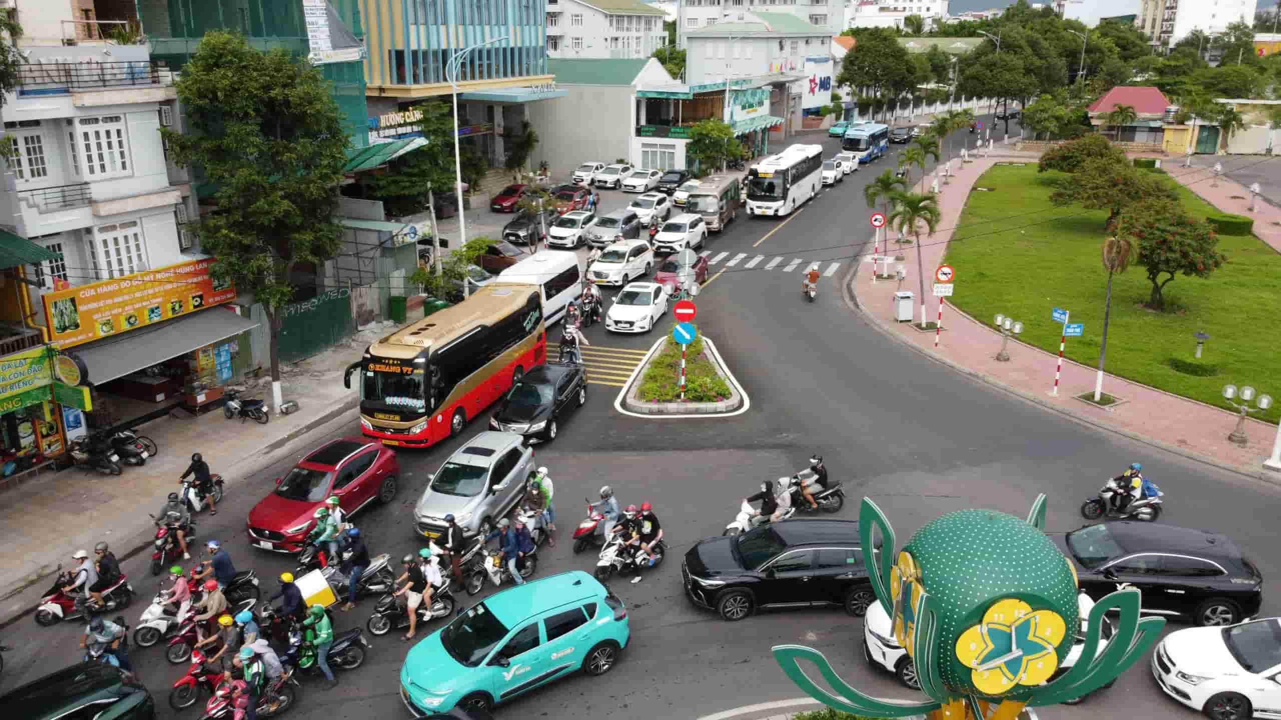 After many times of banning and then relaxing, Khanh Hoa province continues to ban vehicles with more than 29 seats from entering the center of Nha Trang city. Photo: Huu Long